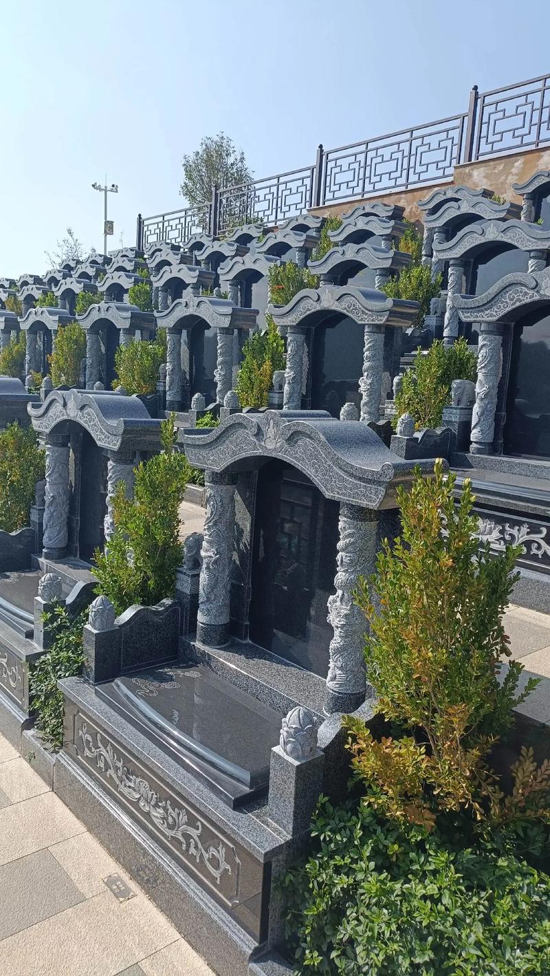 走进宁静绿意：陵园环境的新篇章